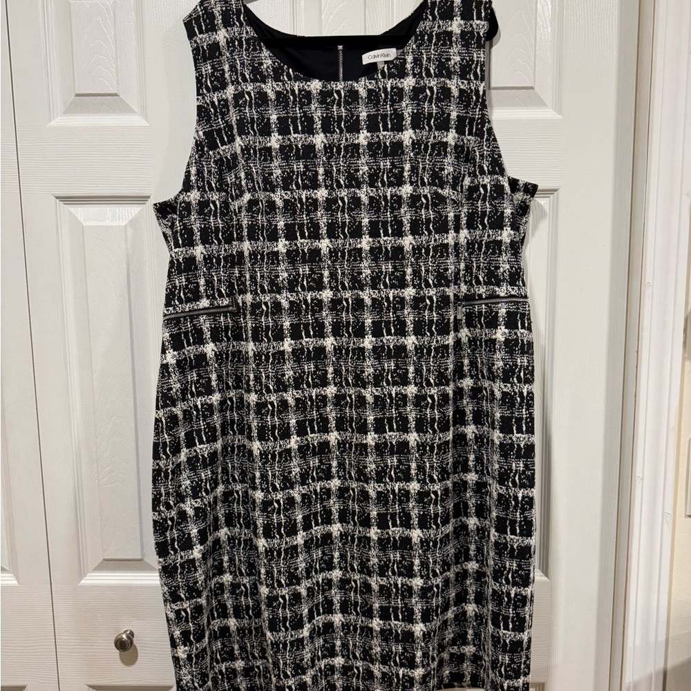 Calvin Klein Black and White Sheath Dress Sleeveless Scoop Neck